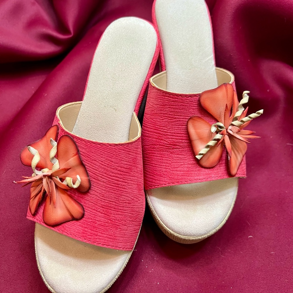 Elegant Pink Slide Sandals with Floral Accent Size 7W